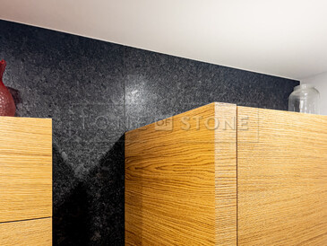 Obklad stěny z přírodního kamene Steel grey s kartáčovanou povrchovou úpravou. Zakázková výroba TONE OF STONE. Obklad stěny z přírodního kamene Steel grey s kartáčovanou povrchovou úpravou. Zakázková výroba TONE OF STONE.