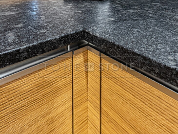 Rohový spoj desek z přírodní žuly Steel grey. Zakázková výroba TONE OF STONE. Rohový spoj desek z přírodní žuly Steel grey. Zakázková výroba TONE OF STONE.