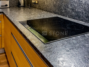 Žulová pracovní deska s kartáčovanou povrchovou úpravo Steel grey s obkladem stěny a varnou deskou s horní montáží. Zakázková výroba TONE OF STONE. Žulová pracovní deska s kartáčovanou povrchovou úpravo Steel grey s obkladem stěny a varnou deskou s horní montáží. Zakázková výroba TONE OF STONE.