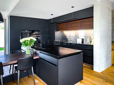 Luxusní kuchyně s kamennou kuchyňskou deskou ze žuly Nero Assoluto Zimbabwe. Zakázková výroba TONE OF STONE. Luxusní kuchyně s kamennou kuchyňskou deskou ze žuly Nero Assoluto Zimbabwe. Zakázková výroba TONE OF STONE.