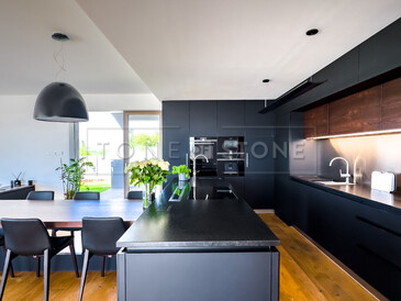 Designová kuchyň s černými skříňkami a černou žulovou pracovní deskou z přírodního kamene Nero Assoluto Zimbabwe s jemnou kartáčovanou povrchovou úpravou. Zakázková výroba TONE OF STONE. Designová kuchyň s černými skříňkami a černou žulovou pracovní deskou z přírodního kamene Nero Assoluto Zimbabwe s jemnou kartáčovanou povrchovou úpravou. Zakázková výroba TONE OF STONE.