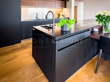 Multifunkční kuchyňský ostrůvek s kamennou deskou ze žuly Nero Assoluto Zimbabwe. Zakázková výroba TONE OF STONE. Multifunkční kuchyňský ostrůvek s kamennou deskou ze žuly Nero Assoluto Zimbabwe. Zakázková výroba TONE OF STONE.