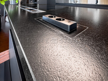 Jemný kartáčovaný povrch, který zvýrazní strukturu přírodního kamene Nero Assoluto Zimbabwe a doplní kontrast mezi hladkým povrchem kuchyňských skříněk. Součástí jsou rovněž integrované elektrické zásuvky, varná deska se spodní montáží, odsavač a menší dřez se spodní montáží. Zakázková výroba TONE OF STONE. Jemný kartáčovaný povrch, který zvýrazní strukturu přírodního kamene Nero Assoluto Zimbabwe a doplní kontrast mezi hladkým povrchem kuchyňských skříněk. Součástí jsou rovněž integrované elektrické zásuvky, varná deska se spodní montáží, odsavač a menší dřez se spodní montáží. Zakázková výroba TONE OF STONE.