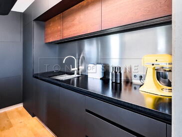 Kamenné kuchyňská deska z černé žuly Nero Assoluto Zimbabwe s kartáčovaným povrchem a dřezem se spodní montáží včetně vyfrézované odkapové plochy. Zakázková výroba TONE OF STONE. Kamenné kuchyňská deska z černé žuly Nero Assoluto Zimbabwe s kartáčovaným povrchem a dřezem se spodní montáží včetně vyfrézované odkapové plochy. Zakázková výroba TONE OF STONE.