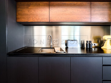 Dřez se spodní montáží a vyfrézovaná odkapová plocha byla součástí realizace pracovní desky do kuchyně z kamene Nero Assoluto Zimbabwe. Zakázková výroba TONE OF STONE. Dřez se spodní montáží a vyfrézovaná odkapová plocha byla součástí realizace pracovní desky do kuchyně z kamene Nero Assoluto Zimbabwe. Zakázková výroba TONE OF STONE.