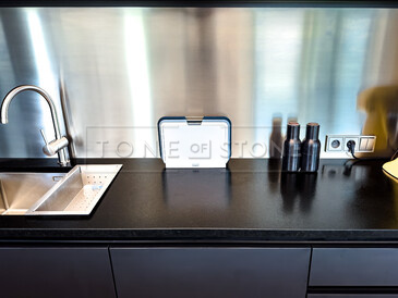 Kartáčovaný povrch žulové desky Nero Assoluto Zimbabwe je elegantní volbou pro moderní kuchyně. Zakázková výroba TONE OF STONE. Kartáčovaný povrch žulové desky Nero Assoluto Zimbabwe je elegantní volbou pro moderní kuchyně. Zakázková výroba TONE OF STONE.