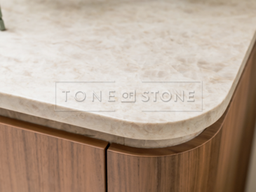 Kvarcit Taj Mahal je odolný přírodní kámen s jemným béžovým zabarvením, často používaný na pracovní desky do kuchyní. Zakázkové kamenictví TONE OF STONE. Kvarcit Taj Mahal je odolný přírodní kámen s jemným béžovým zabarvením, často používaný na pracovní desky do kuchyní. Zakázkové kamenictví TONE OF STONE.