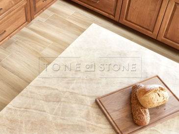 Kvarcit Taj Mahal je přírodní kámen s jemnými béžovými tóny a elegantní strukturou, ideální na kuchyňské pracovní desky. Zakázkové kamenictví TONE OF STONE. Kvarcit Taj Mahal je přírodní kámen s jemnými béžovými tóny a elegantní strukturou, ideální na kuchyňské pracovní desky. Zakázkové kamenictví TONE OF STONE.