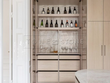 Kámen Taj Mahal je díky své tvrdosti vhodný na obklady stěn i pracovní desky v kuchyních a barech. Zakázkové kamenictví TONE OF STONE. Kámen Taj Mahal je díky své tvrdosti vhodný na obklady stěn i pracovní desky v kuchyních a barech. Zakázkové kamenictví TONE OF STONE.