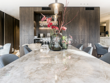 Jídelní stůl z kvarcitu Taj Mahal je elegantní volbou s odolným povrchem a přírodní strukturou. Zakázkové kamenictví TONE OF STONE. Jídelní stůl z kvarcitu Taj Mahal je elegantní volbou s odolným povrchem a přírodní strukturou. Zakázkové kamenictví TONE OF STONE.