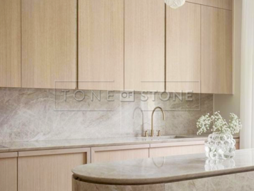 Kuchyňská linka z kvarcitu Taj Mahal v kombinaci s dřevěnými prvky působí harmonicky a nadčasově. Zakázkové kamenictví TONE OF STONE. Kuchyňská linka z kvarcitu Taj Mahal v kombinaci s dřevěnými prvky působí harmonicky a nadčasově. Zakázkové kamenictví TONE OF STONE.