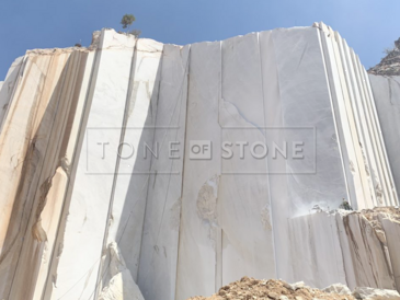 Těžba kvarcitu Taj Mahal v Brazílii. Těžba kvarcitu Taj Mahal v Brazílii.