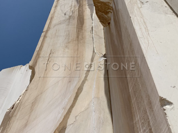 Těžba přírodního kamene Taj Mahal v Brazílii. Těžba přírodního kamene Taj Mahal v Brazílii.