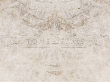 Detailní struktura kvarcitu Taj Mahal odhaluje krásu přírodního kamene s krémovými a béžovými tóny. Zakázkové kamenictví TONE OF STONE. Detailní struktura kvarcitu Taj Mahal odhaluje krásu přírodního kamene s krémovými a béžovými tóny. Zakázkové kamenictví TONE OF STONE.