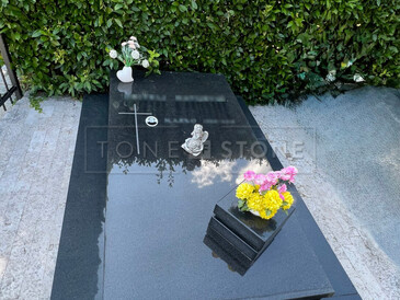 Kamenný pomník s chodníčkem a krycí deskou přes rám a žardinou ze žuly Impala. Zakázkové kamenictví TONE OF STONE Kamenný pomník s chodníčkem a krycí deskou přes rám a žardinou ze žuly Impala. Zakázkové kamenictví TONE OF STONE