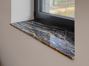 Parapet ze žuly Magma Black je charakteristický výrazným žilkováním a černo zlatými odstíny Parapet ze žuly Magma Black je charakteristický výrazným žilkováním a černo zlatými odstíny