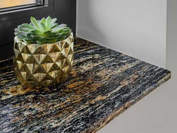 Parapet z přírodního kamene Magma Black má výrazné zlato černé žilkování Parapet z přírodního kamene Magma Black má výrazné zlato černé žilkování