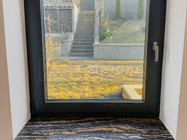 Elegantní parapet z kamene magma Black je ideální volbo pro luxusní interiéry Elegantní parapet z kamene magma Black je ideální volbo pro luxusní interiéry