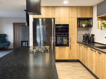 Kamenná kuchyňská deska ze žuly Mist Black. Zakázkové kamenictví TONE OF STONE Kamenná kuchyňská deska ze žuly Mist Black. Zakázkové kamenictví TONE OF STONE