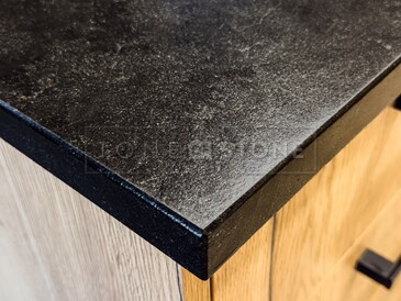 Detail kamenné kuchyňské desky ze žuly Mist Black. Zakázkové kamenictví TONE OF STONE Detail kamenné kuchyňské desky ze žuly Mist Black. Zakázkové kamenictví TONE OF STONE