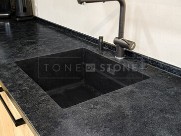 Dřez kamenné kuchyňské desky ze žuly Mist Black. Zakázkové kamenictví TONE OF STONE Dřez kamenné kuchyňské desky ze žuly Mist Black. Zakázkové kamenictví TONE OF STONE