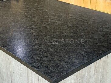 Roh kamenné kuchyňské desky ze žuly Mist Black. Zakázkové kamenictví TONE OF STONE Roh kamenné kuchyňské desky ze žuly Mist Black. Zakázkové kamenictví TONE OF STONE