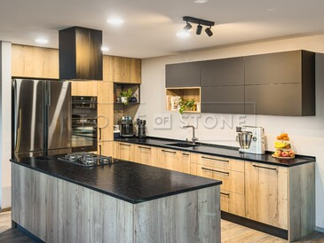 Kuchyňská pracovní deska z černého kamene Mist Black. Zakázkové kamenictví TONE OF STONE Kuchyňská pracovní deska z černého kamene Mist Black. Zakázkové kamenictví TONE OF STONE