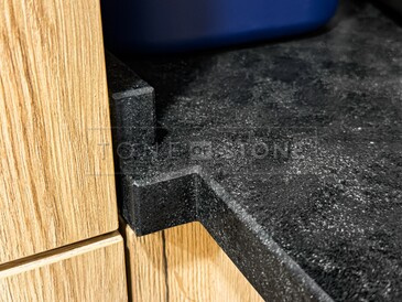 Detail se soklem kamenné kuchyňské desky ze žuly Mist Black. Zakázkové kamenictví TONE OF STONE Detail se soklem kamenné kuchyňské desky ze žuly Mist Black. Zakázkové kamenictví TONE OF STONE