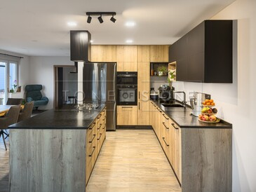 Praktická kuchyně z přírodní žuly Mist Black. Zakázkové kamenictví TONE OF STONE Praktická kuchyně z přírodní žuly Mist Black. Zakázkové kamenictví TONE OF STONE