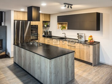 Moderní kuchyně z přírodního kamene Mist Black s povrchovou úpravou leather. Zakázkové kamenictví TONE OF STONE Moderní kuchyně z přírodního kamene Mist Black s povrchovou úpravou leather. Zakázkové kamenictví TONE OF STONE