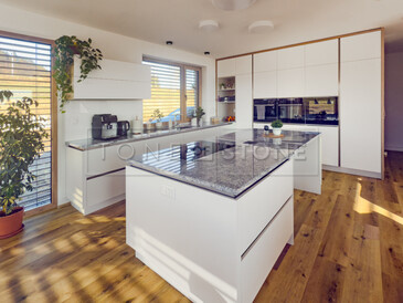 Bílá kuchyně a ostrůvek s šedou kuchyňskou deskou z kamene Viscount White Bílá kuchyně a ostrůvek s šedou kuchyňskou deskou z kamene Viscount White