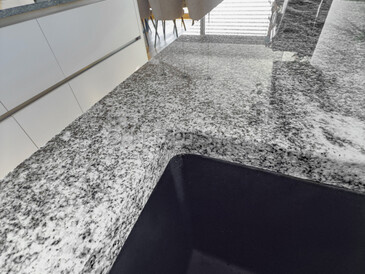 Kamenná pracovní deska ze žuly Viscount White včetně dřezu se spodní montáží,
který je ideální volbou pro kamenné pracovní desky Kamenná pracovní deska ze žuly Viscount White včetně dřezu se spodní montáží,
který je ideální volbou pro kamenné pracovní desky