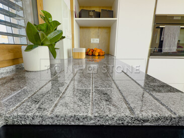 Vyfrézované odkapové drážky do kamenné kuchyňské desky ze žuly Viscount White jsou elegantním řešením pro odvod přebytečné vody zpět do dřezu. Vyfrézované odkapové drážky do kamenné kuchyňské desky ze žuly Viscount White jsou elegantním řešením pro odvod přebytečné vody zpět do dřezu.