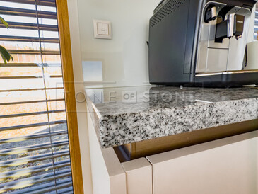 Precizní opracování hran kamenné kuchyňské desky ze žuly Viscount White. Pro tuto realizaci byl zvolen typ opracování H1. Precizní opracování hran kamenné kuchyňské desky ze žuly Viscount White. Pro tuto realizaci byl zvolen typ opracování H1.