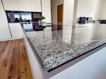 Šedá kamenná deska do kuchyně ze žuly Viscount White skvěle doplní moderní interirér Šedá kamenná deska do kuchyně ze žuly Viscount White skvěle doplní moderní interirér