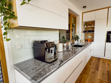 Žulová kuchyňská deska Viscount White v leštěné povrchové úpravě. Žulová kuchyňská deska Viscount White v leštěné povrchové úpravě.