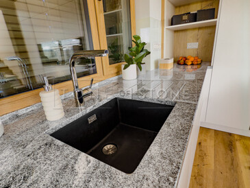 Pracovní deska ze žuly Viscount White a integrovaný dřez se spodní montáží a vyfrézované odkapové drážky Pracovní deska ze žuly Viscount White a integrovaný dřez se spodní montáží a vyfrézované odkapové drážky