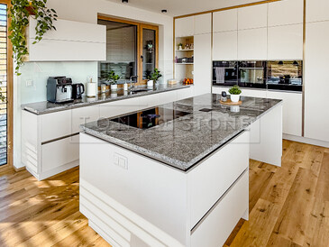 Elegantní bílá kuchyně a ostrůvek s šedou kamennou deskou ze žuly Viscount White Elegantní bílá kuchyně a ostrůvek s šedou kamennou deskou ze žuly Viscount White