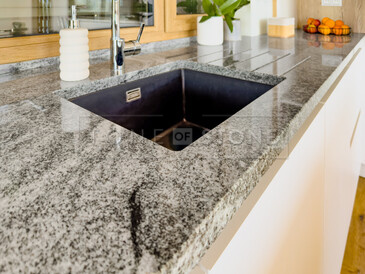 Dřez se spodní montáží a odkapovými drážkami jako součást žulové pracovní desky ze žuly Viscount White Dřez se spodní montáží a odkapovými drážkami jako součást žulové pracovní desky ze žuly Viscount White