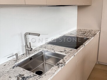 Žulová pracovní deska do kuchyně ze žuly White Babylon - dřez se spodní montáží a varná deska s horní montáží Žulová pracovní deska do kuchyně ze žuly White Babylon - dřez se spodní montáží a varná deska s horní montáží