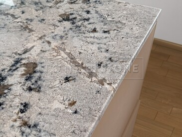 Kuchyňská deska ze žuly White Babylon v šedých a béžových barvách Kuchyňská deska ze žuly White Babylon v šedých a béžových barvách