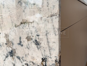 Kamenný kuchyňský ostrůvek ze žuly White Babylon včetně kamenného boku ostrůvku Kamenný kuchyňský ostrůvek ze žuly White Babylon včetně kamenného boku ostrůvku