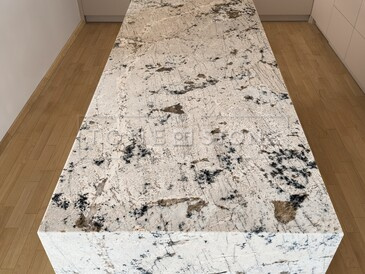 Šedá kuchyňská deska ostrůvku ze žuly White Babylon včetně boku ostrůvku Šedá kuchyňská deska ostrůvku ze žuly White Babylon včetně boku ostrůvku