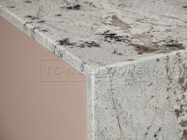 Žulová pracovní deska ostrůvku z šedé žuly White babylon s kontrastní kresbou Žulová pracovní deska ostrůvku z šedé žuly White babylon s kontrastní kresbou