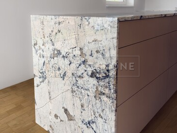 Kamenný ostrov s žulovou pracovní deskou a bokem ze žuly White Babylon Kamenný ostrov s žulovou pracovní deskou a bokem ze žuly White Babylon