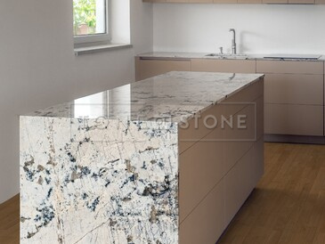 Kuchyňská deska ze žuly White Babylon v šedé barvě s výraznou kresbou Kuchyňská deska ze žuly White Babylon v šedé barvě s výraznou kresbou