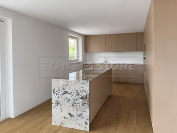 Kamenný pracovní deska ze žuly White Babylon v moderní kuchyni s kamenným ostrůvkem Kamenný pracovní deska ze žuly White Babylon v moderní kuchyni s kamenným ostrůvkem