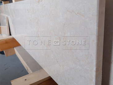 Krémový mramor Botticino Classico v lesklé povrchové úpravě Krémový mramor Botticino Classico v lesklé povrchové úpravě