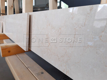 Kamenné parapety z mramoru Botticino Classico o síle 2 cm a leštěné povrchové úpravě Kamenné parapety z mramoru Botticino Classico o síle 2 cm a leštěné povrchové úpravě