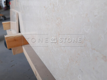 Béžová kresba s jemným žilkováním mramoru Botticino Classico skvěle vynikne u kamenných parapetů Béžová kresba s jemným žilkováním mramoru Botticino Classico skvěle vynikne u kamenných parapetů